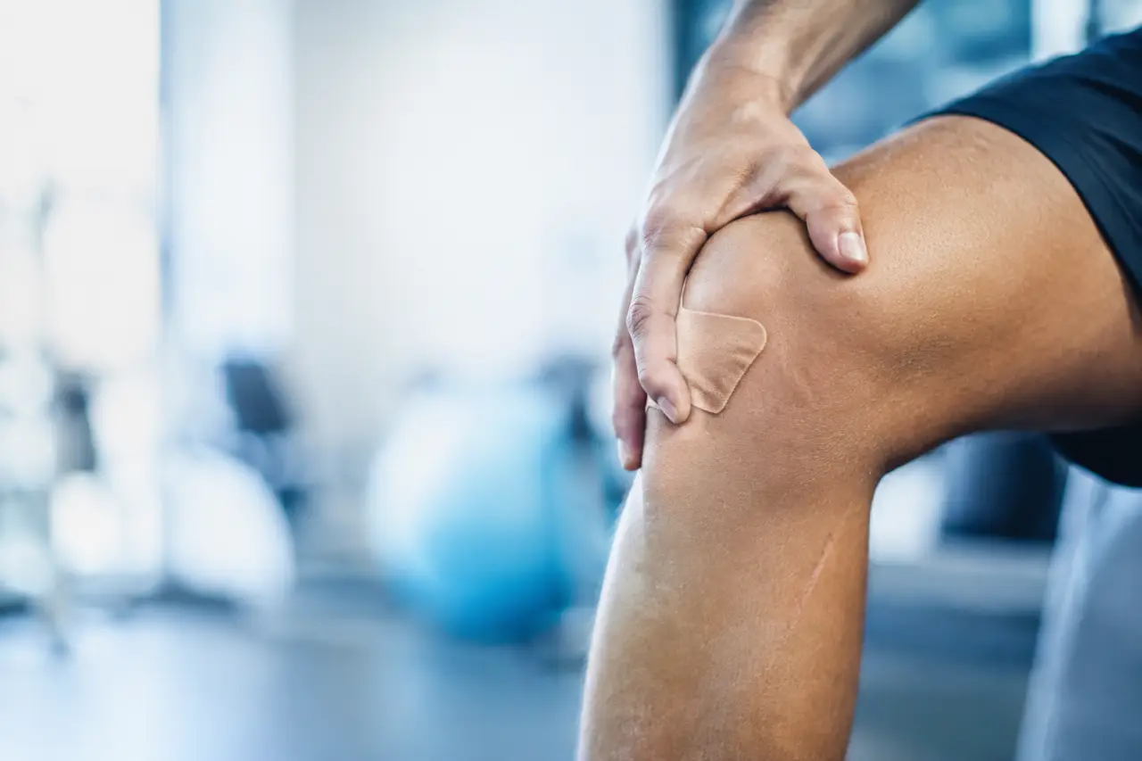 Arthrose jeune : douleur d’effort, causes post-traumatiques et réflexes pour consulter