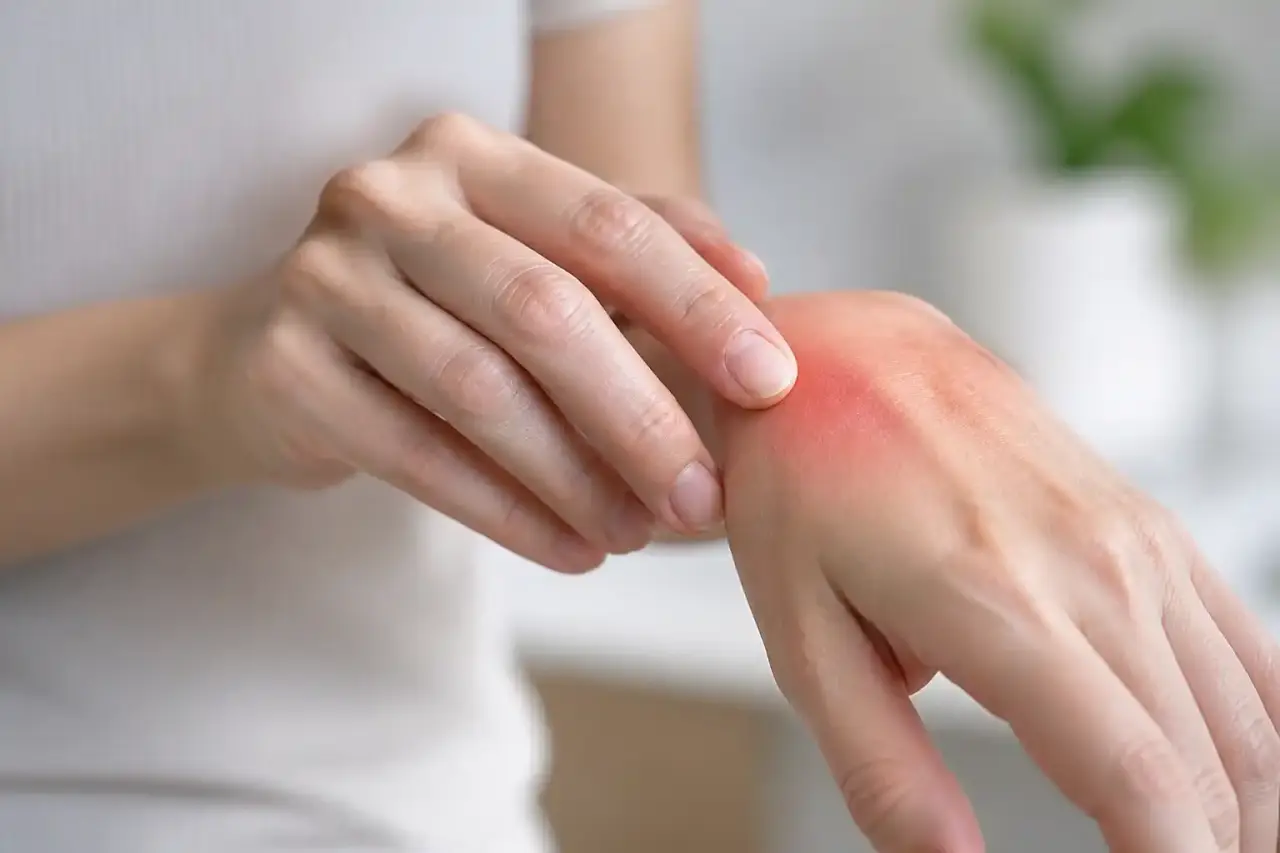 Douleur au-dessus de la main : les signes qui orientent vers la bonne cause